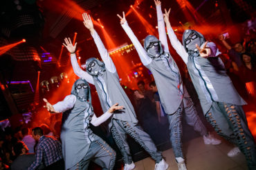 THE STORYWALKERZ – CO KRYJĄ POD MASKĄ?